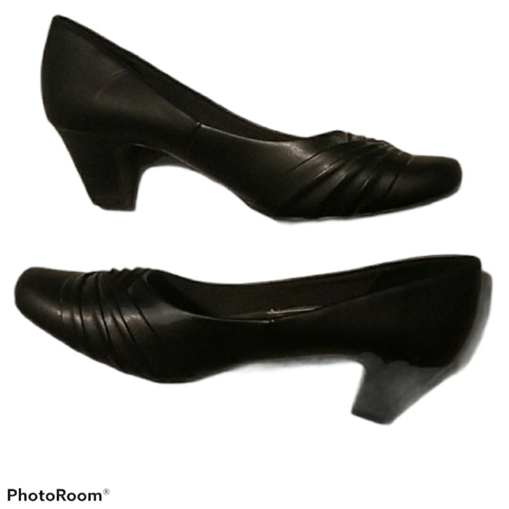 Comfort plus black kitten heels